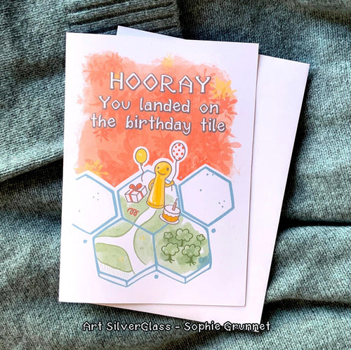 Fødselsdagskort: HOORAY. You landed on the birthday tile (med kuvert)