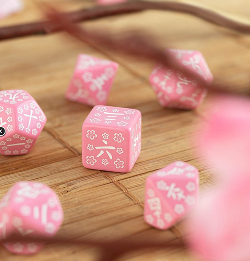 Japanese: Polyhedral Dice Set - Sweet Spring Memory indhold