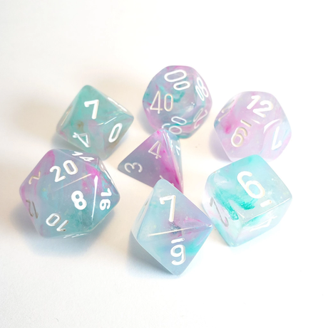 Nebula – Polyhedral Wisteria/White Luminary 7-Die Set indhold