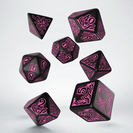 Call of Cthulhu Black & magenta Dice Set indhold